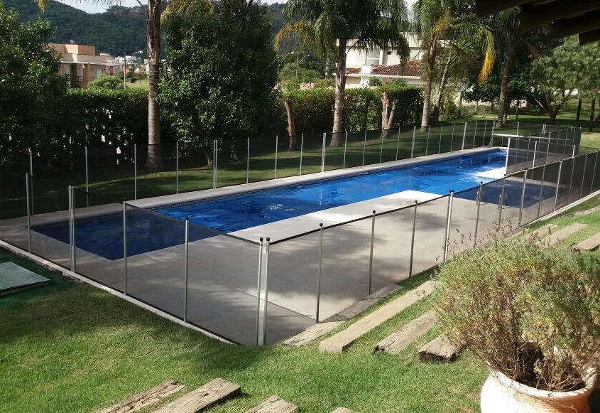 Cerca de proteção para piscina