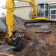 Etapa de escavação na construção de piscinas